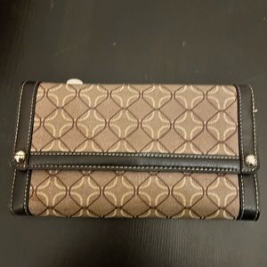 Women’s Tri-fold wallet with snap closure
